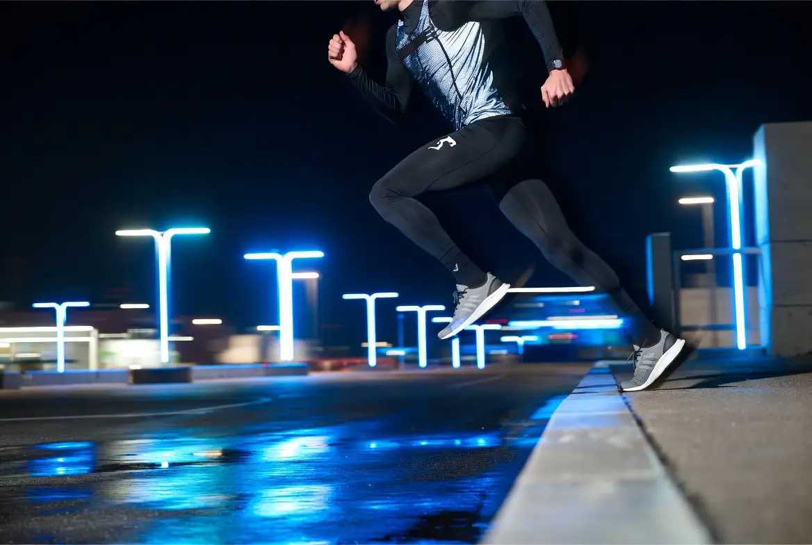一幅帶有動態感與戲劇性都會打光的夜間運動宣傳畫面