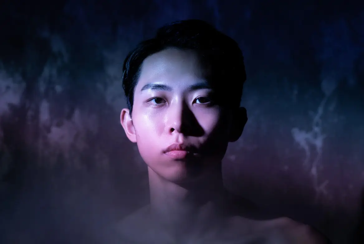 高階專輯封面人像,搭配合宜燈光與沈鬱的居中佈局